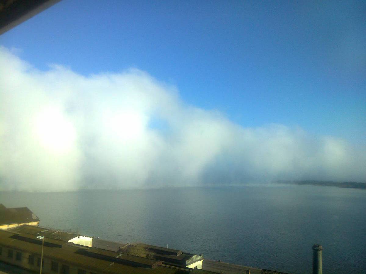Imagem Rara: Nuvem de Neblina Avança sobre o Guaiba em Porto Alegre